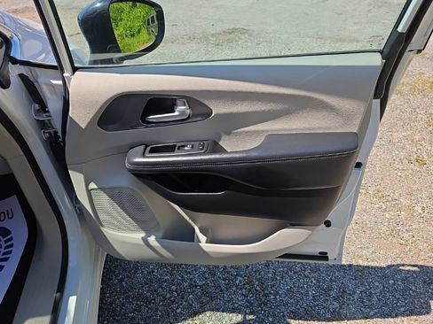 Used 2024 Chrysler Pacifica Touring-L FWD image 29