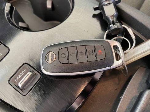 Used 2025 Nissan Rogue SV image 21