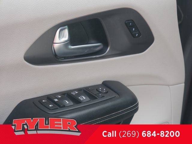 Used 2022 Chrysler Pacifica Touring-L FWD image 22