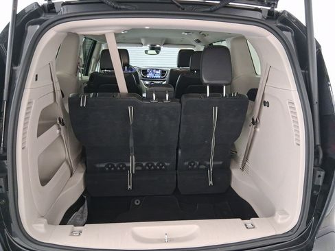 Used 2023 Chrysler Pacifica Touring-L image 26