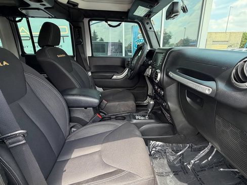 Used 2015 Jeep Wrangler Unlimited Sahara w/ Connectivity Group AWD/4WD image 12