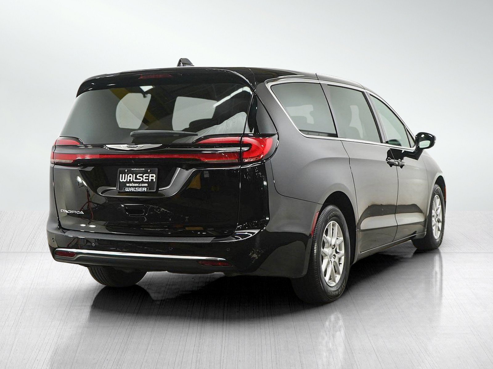 Used 2025 Chrysler Pacifica Select FWD image 5