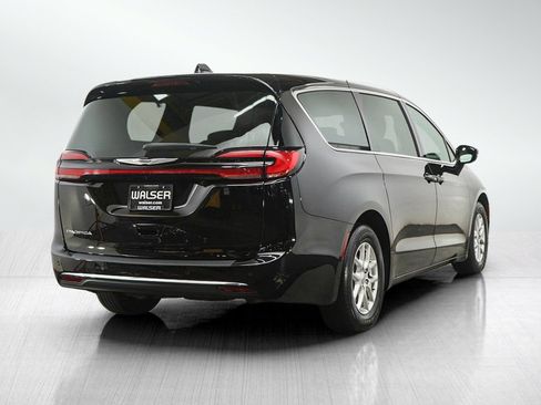 Used 2025 Chrysler Pacifica Select FWD image 5