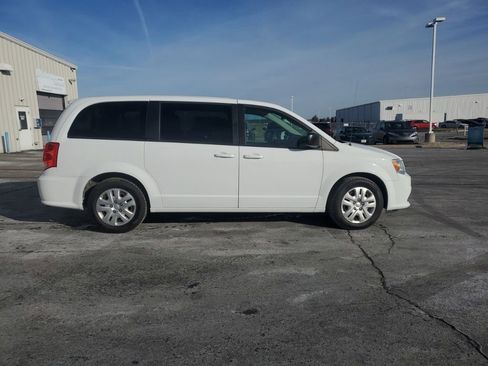 Used 2018 Dodge Grand Caravan SE w/ UConnect Hands-Free Group image 8