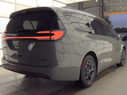 Used 2021 Chrysler Pacifica Touring-L w/ S Appearance Package FWD image 3