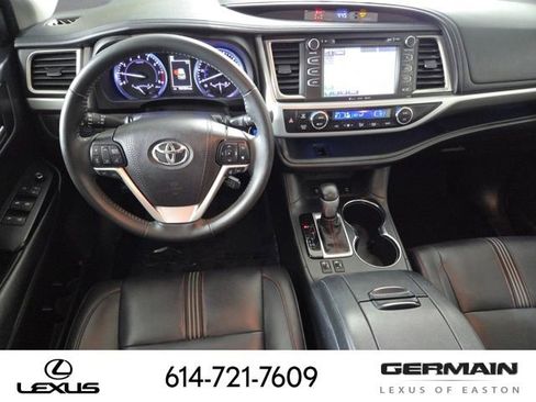 Used 2019 Toyota Highlander SE image 19