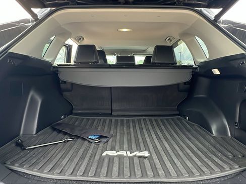 Used 2022 Toyota RAV4 XLE Premium image 13