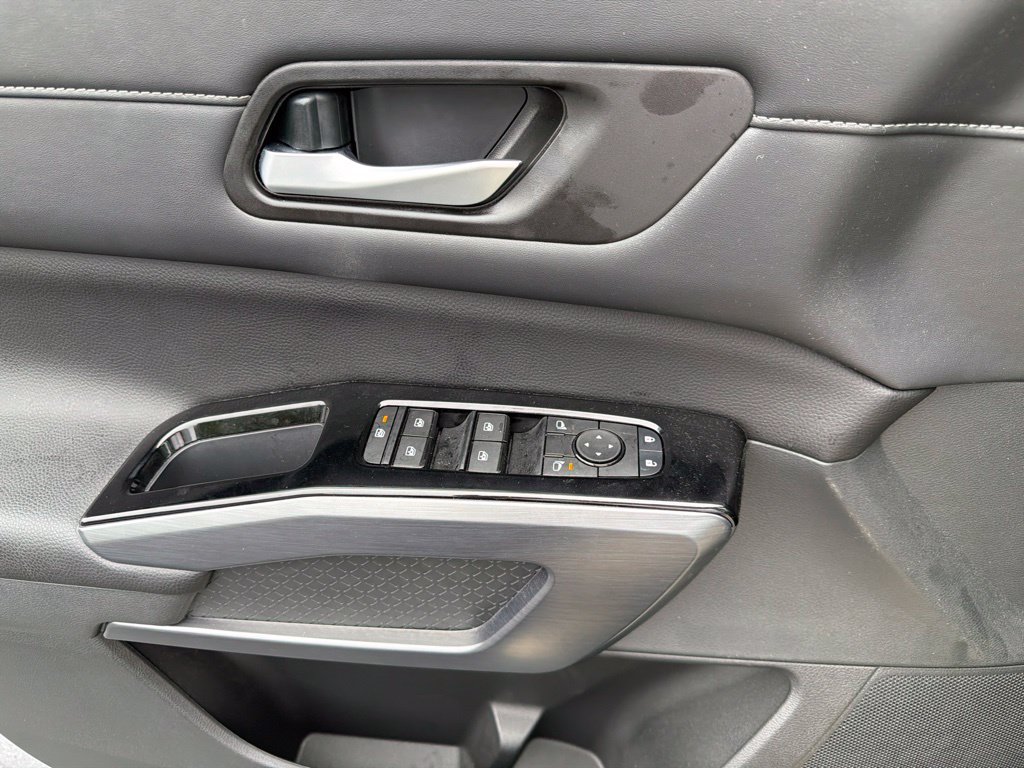 Used 2026 Nissan Pathfinder SL FWD image 5