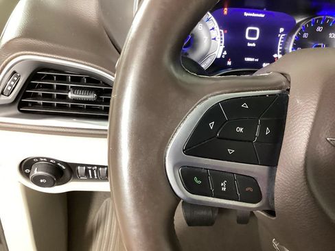 Used 2017 Chrysler Pacifica Touring-L Plus FWD image 19