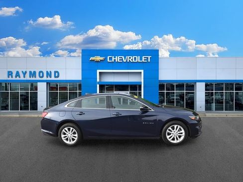 Used 2018 Chevrolet Malibu LT FWD image 2