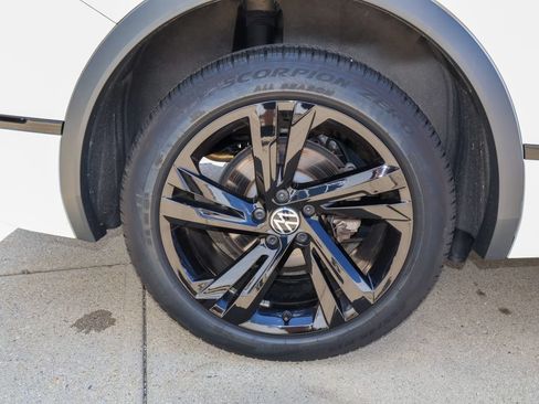 Used 2024 Volkswagen Tiguan SE R-Line AWD/4WD image 9