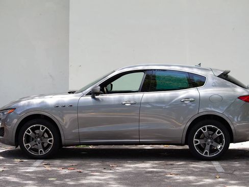 Used 2017 Maserati Levante w/ Luxury Package AWD/4WD image 5