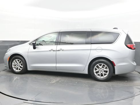 Used 2024 Chrysler Pacifica Touring-L FWD image 7