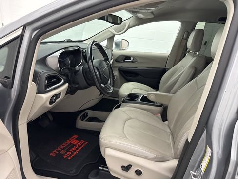 Used 2021 Chrysler Pacifica Touring-L image 22