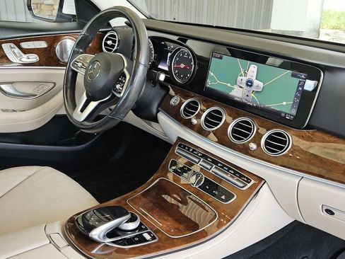Used 2019 Mercedes-Benz E 300 4MATIC image 32