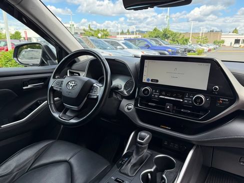 Used 2023 Toyota Highlander XLE AWD/4WD image 21