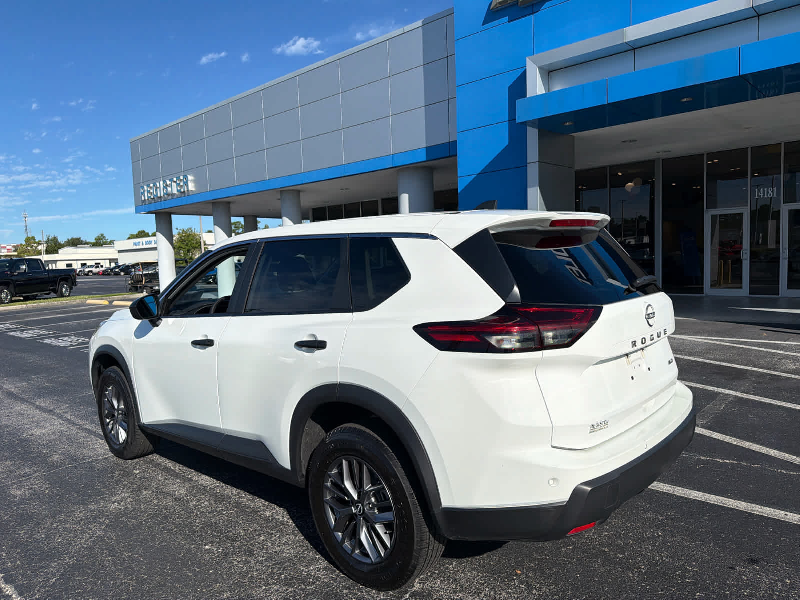 Used 2024 Nissan Rogue S AWD/4WD image 3