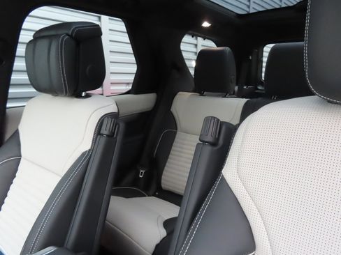 New 2024 Land Rover Discovery Dynamic SE image 18