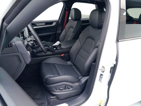 Used 2025 Porsche Cayenne S image 5