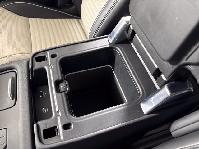 Used 2023 Land Rover Discovery Metropolitan Edition AWD/4WD image 37