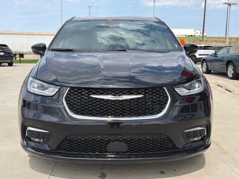 Used 2026 Chrysler Pacifica Limited image 3