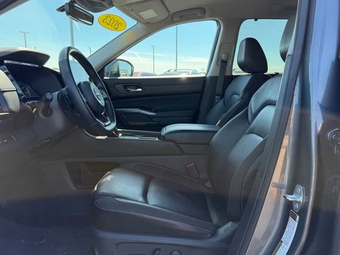 Used 2023 Nissan Pathfinder SL w/ Black Appearance Package FWD image 13