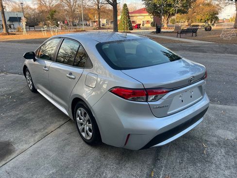 Used 2021 Toyota Corolla LE image 5