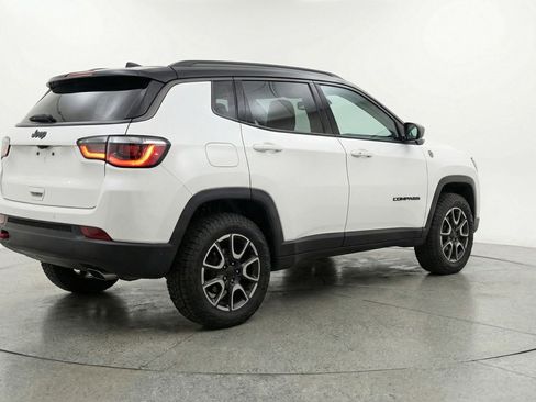 Used 2025 Jeep Compass Trailhawk image 9