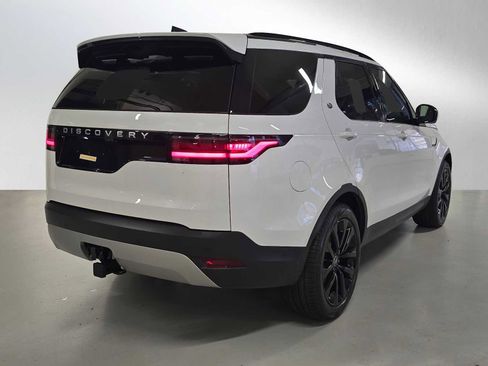 New 2026 Land Rover Discovery S image 3