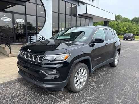 Used 2023 Jeep Compass Latitude AWD/4WD image 2