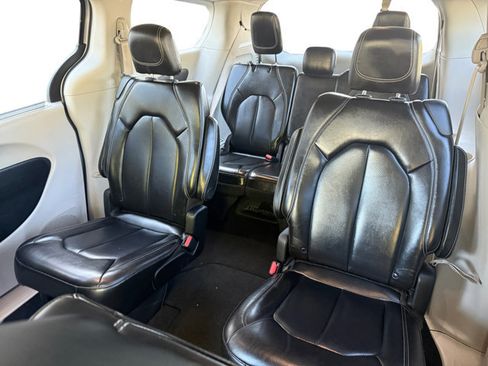 Used 2021 Chrysler Voyager Lxi image 11