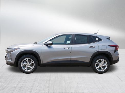 New 2026 Chevrolet Trax LS w/ LS Convenience Package FWD image 2