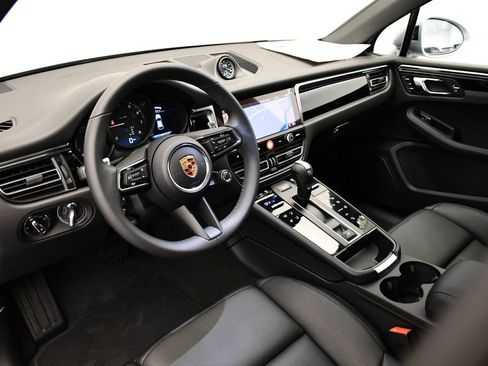 Certified 2026 Porsche Macan AWD/4WD image 4