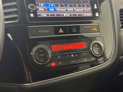 Used 2019 Mitsubishi Outlander SE image 16