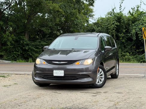 Used 2017 Chrysler Pacifica Touring w/ Tire & Wheel Group FWD image 1