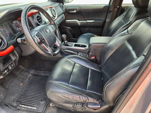 Used 2019 Toyota Tacoma TRD Off-Road AWD/4WD image 14