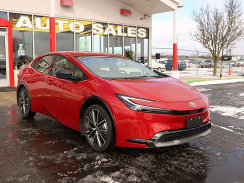 Used 2024 Toyota Prius XLE AWD/4WD image 3