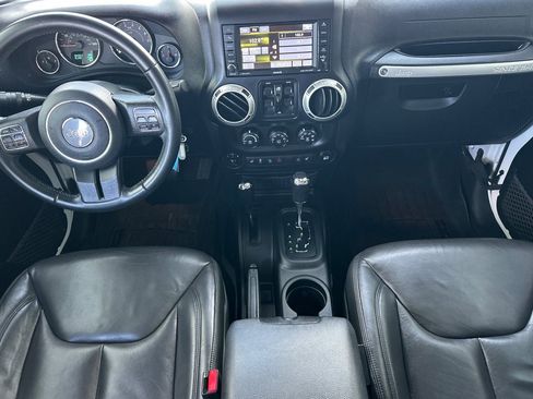 Used 2017 Jeep Wrangler Unlimited Rubicon w/ Connectivity Group image 14