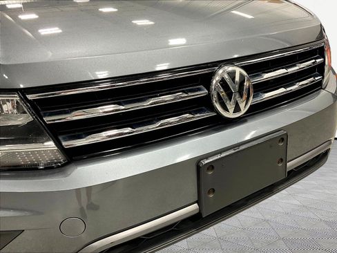 Used 2018 Volkswagen Tiguan SE AWD/4WD image 31