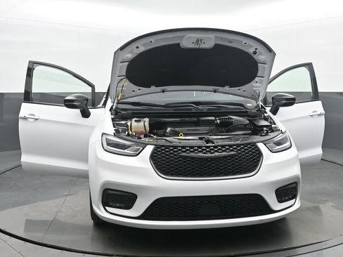 Used 2025 Chrysler Pacifica Limited image 52