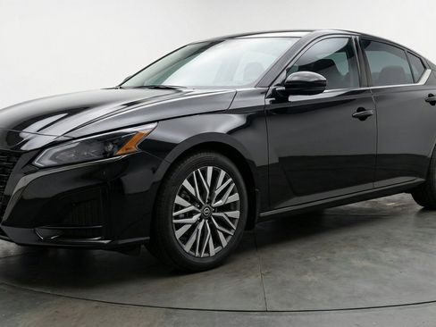 Used 2025 Nissan Altima 2.5 SV FWD image 3