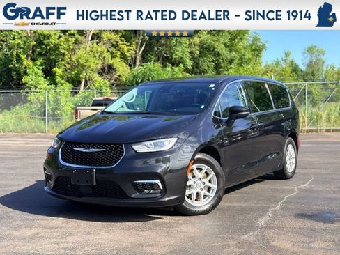 Used 2023 Chrysler Pacifica Touring-L FWD image 1