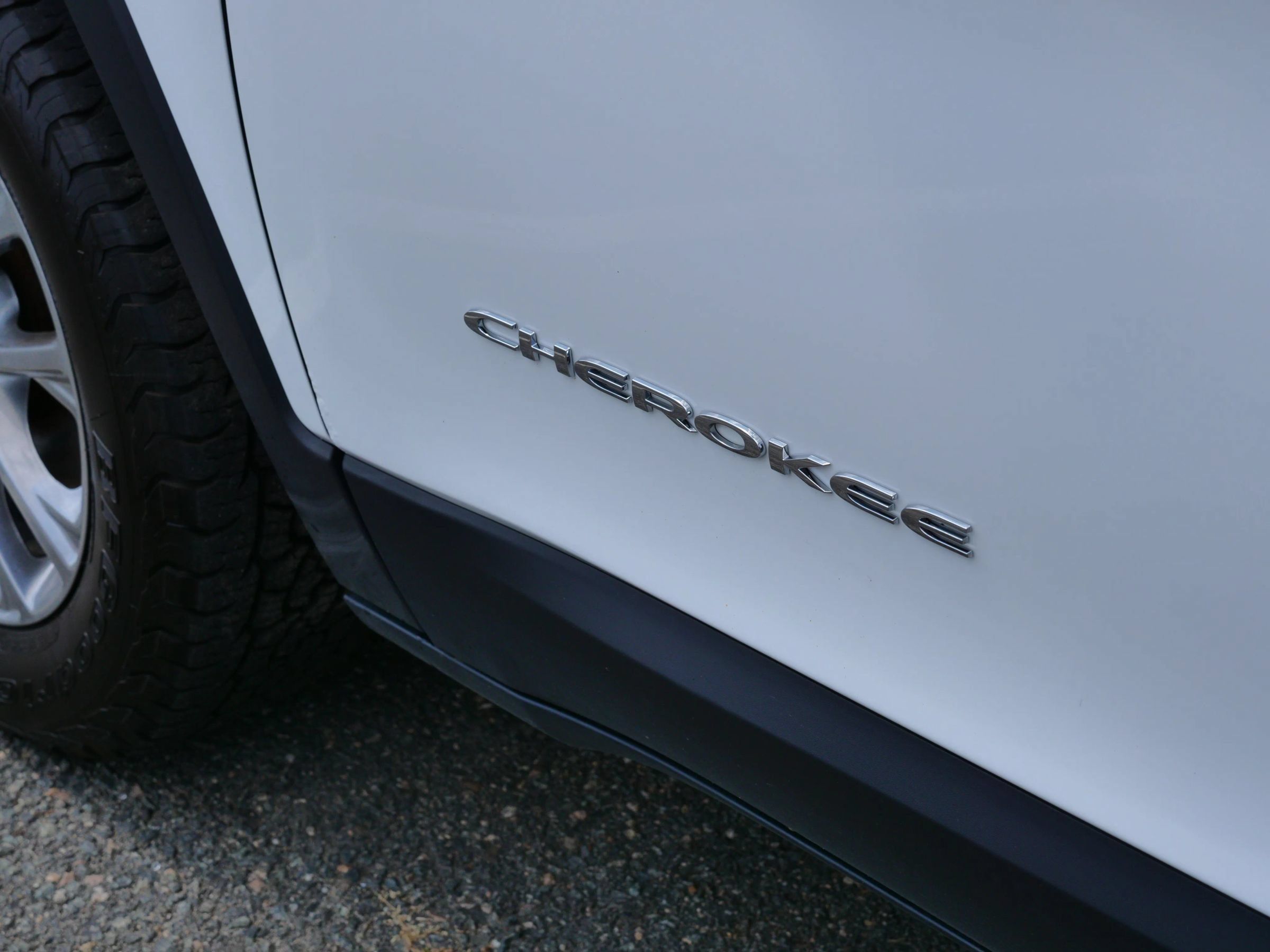 Used 2021 Jeep Cherokee Latitude Plus w/ Mopar Interior Package AWD/4WD image 34
