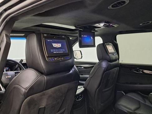 Used 2019 Cadillac Escalade Platinum image 3