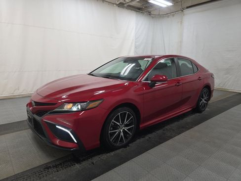 Used 2023 Toyota Camry SE image 1
