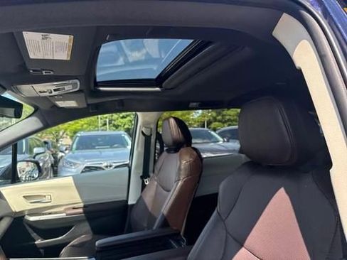 Used 2024 Toyota Sienna Platinum image 17