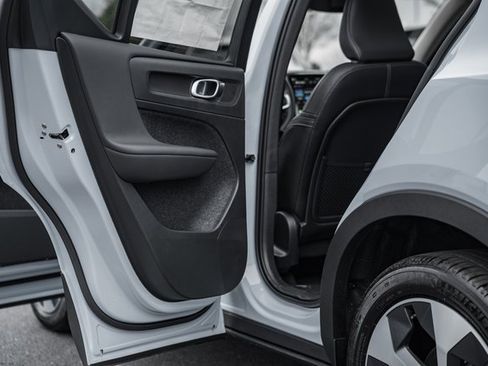 New 2026 Volvo XC40 B5 Plus w/ Protection Package Premier image 38