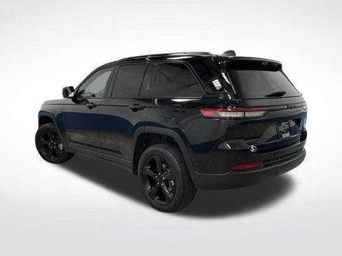 Used 2023 Jeep Grand Cherokee Limited w/ Luxury Tech Group II image 3