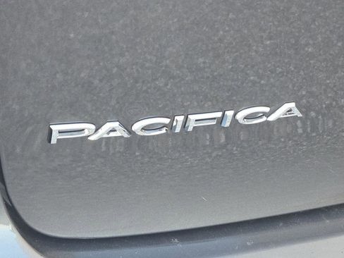Used 2019 Chrysler Pacifica Touring-L image 31
