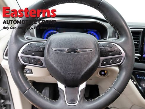 Used 2022 Chrysler Pacifica Touring-L image 10